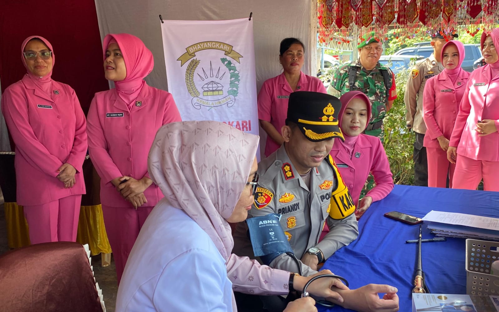 Kapolres Mandailing Natal Bersama Bhayangkari Tinjau Pos Pengamanan dan Pelayanan, Pastikan Kesiapan Personel